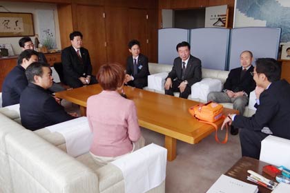 国定市長と歓談する両ライオンズクラブ