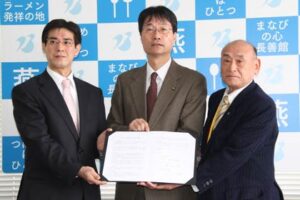 左から藤崎新聞店の藤崎社長、鈴木市長、燕市民生委員児童委員協議会の長谷川会長