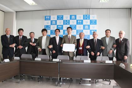 出席者全員でスクラムを組んで