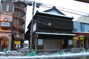 中央が3月16日に三条市・一ノ木戸商店街にオープンする、まちのみんなの交流拠点「みんくる」、左はハーメルンの館