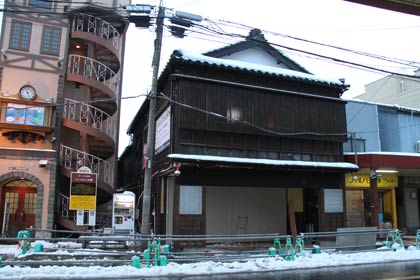 中央が3月16日に三条市・一ノ木戸商店街にオープンする、まちのみんなの交流拠点「みんくる」、左はハーメルンの館