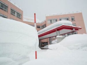 「しただブログ」に掲載された25日のかもしか病院＝南五百川＝前の雪のようす