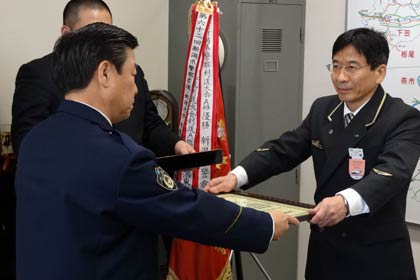 小林三条署長(左)から感謝状を受ける八幡東三条駅長