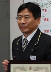 感謝状を受けた八幡東三条駅長