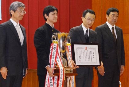 左から県高体連の茂木会長、山岳部の高橋さん、笹川校長、県高体連の上杉理事