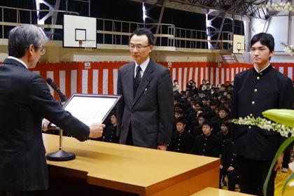  県総体連の茂木会長から笹川校長に表彰状、高橋さんにカップ