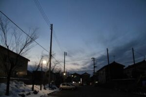 28日午後5時55分の三条市南四日町1地内で、まだ空は明るさが残る