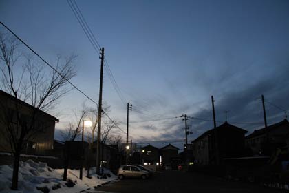 28日午後5時55分の三条市南四日町1地内で、まだ空は明るさが残る