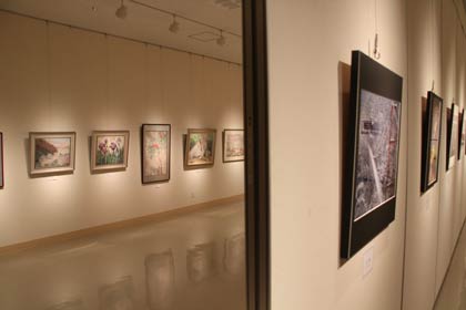 1日から17日まで燕市文化会館展示ホールで初めて開かれている「つばめ春のアートまつり」