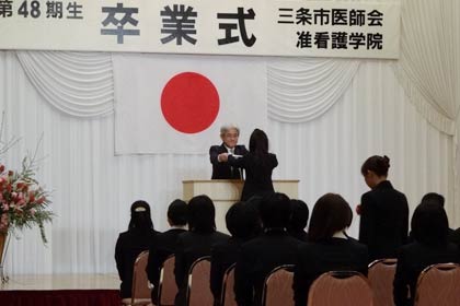 三条市医師会准看護学院の第48期生卒業式、23人に卒業証書を手渡す