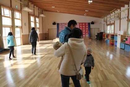 2日開かれた燕南こども園の見学会、新築の遊戯室
