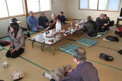日之出町集会所に集まって捜索の打ち合わせをする広田さんの友人ら