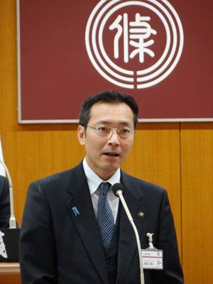 三条市議会3月定例会の初日に施政方針演説を行う国定市長
