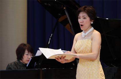 燕市立燕東小学校の「かけはし集会」で燕市の岡村可奈子さんが作詞した曲『笑顔を忘れないで』を歌うソプラノ歌手、桜井綾さん(右)とピアノの森田雅代さん