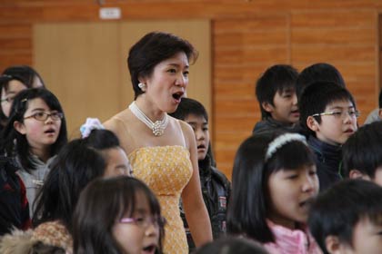  児童の中に入って児童と『笑顔を忘れないで』を合唱する桜井さん