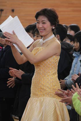 児童の合唱に拍手する桜井さん