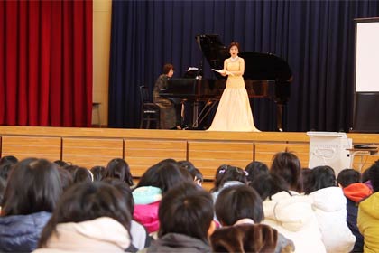  演奏に聴き入る児童