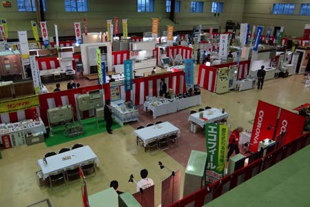  9日まで燕三条地場産業振興センターで開かれている外山産業の「春のベターリビングフェア2013」