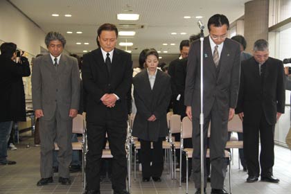 東日本大震災で犠牲になった人たちに黙とうをささげる