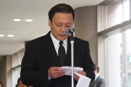 被災者代表で追悼の言葉を述べる村田良隆さん