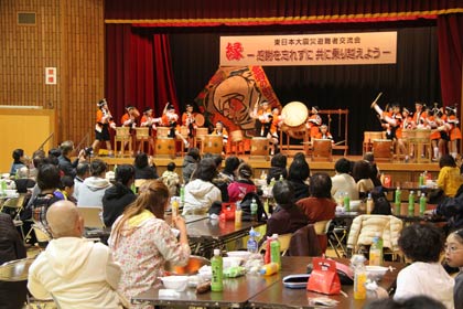  避難者交流会で演奏やダンス