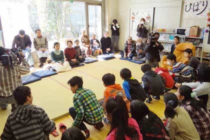 交流ルーム「ひばり」を訪問した保内小5年生