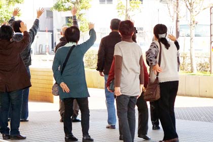 5年生に手を振って見送る福島から避難している人たち