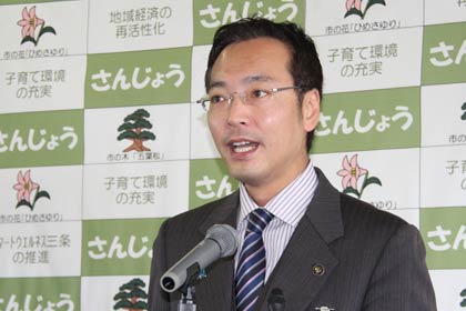 記者会見する国定市長