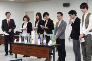 新潟DNA「リ・デザインエキシビション2013」の表彰式で作品を説明する受賞者
