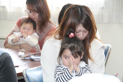 燕市被災者サポートセンターが第10回交流会「3.11の集い」、テレビの政府主催追悼式にあわせて黙とうをささげる