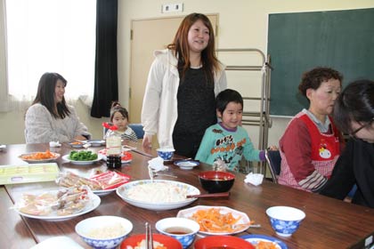 燕市内に避難している人たちが懐かしい福島の郷土料理をたらふく味わって交流