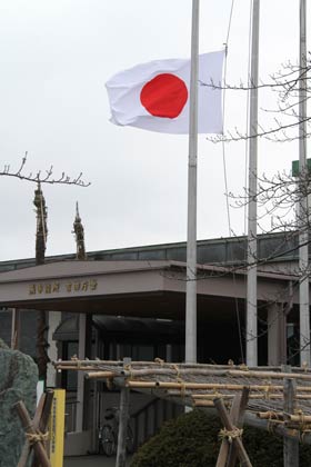 燕市役所吉田庁舎の掲げられた半旗