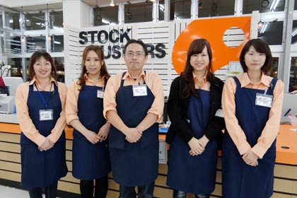 上越市にオープンしたストックバスターズ2号店のスタッフ