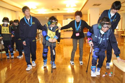 特別養護老人ホーム「さわたりの郷」で職場訪問学習をする吉田中学校1年生