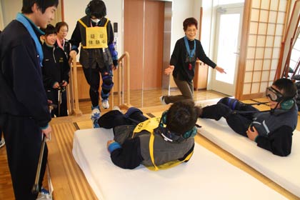 階段の昇降や布団の寝起きも体験