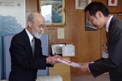 国定三条市長に五葉松一式の目録を手渡す福島県南相馬市の佐竹紀さん