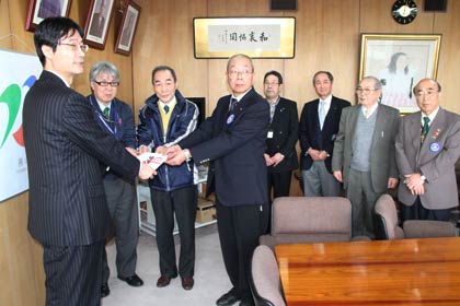 左から鈴木市長、ロータリークラブの吉田の渡辺会長、分水の久須美会長、燕の片岡会長