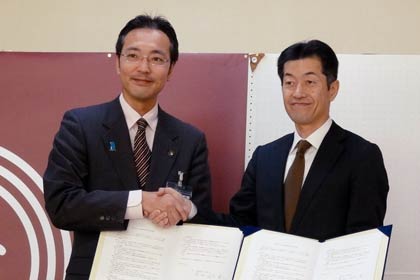災害時における物資提供等に関する協定締結した左が三条市の国定市長、右がウオロクの葛見社長