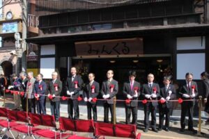 まちのみんなの交流拠点「みんくる」のオープニングセレモニーでテープカット