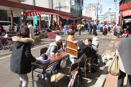歩行者天国でにぎわうオープニングイベント