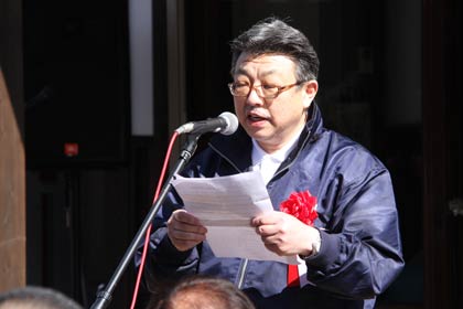 オープニングセレモニーであいさつする一ノ木戸商店街の星野理事長