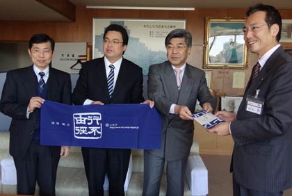 左からNPO三条市成人式サポート協会の渡辺副代表、大野副代表、松永代表、国定三条市長