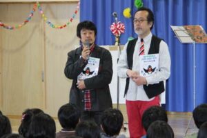 15日開かれた燕市のこどもの歌『みんなつばめのこども』お披露目会で作詞した藤本さん(左)と作曲した中川さん(右)