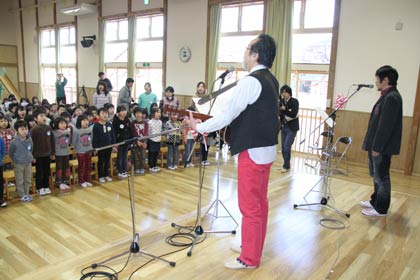 みんなで『みんなつばめのこども』を合唱