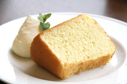 「カフェ・トゥジュール」の手作りケーキのラインナップに19日、加わった大吟醸の酒かすを使った米粉のシフォンケーキ