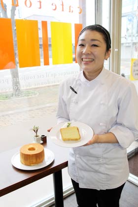 大吟醸の酒かすを使った米粉のシフォンケーキを手に「カフェ・トゥジュール」を経営する五十嵐さん