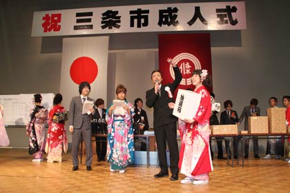 20日行われた三条市成人式の成人祝い抽選会