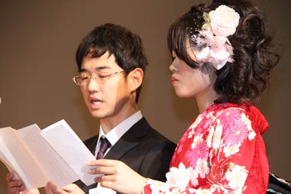 成人のことばを述べる西方勝登さんと井浦江美さん