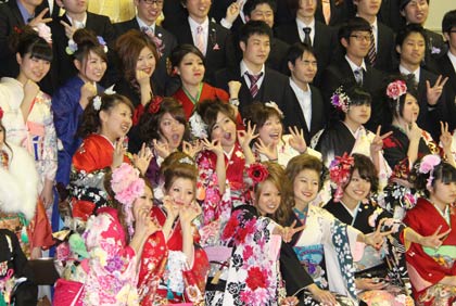 記念撮影ではじける新成人