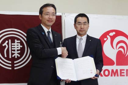 温室効果ガス排出量購入に関する調印を行った三条市の国定市長とコメリの捧社長